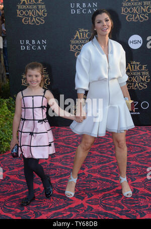 Schauspielerin Ali Landry und ihre Tochter Estela Ines Monteverde Besuchen die Premiere der motion picture Fantasy' Alice Through the Looking Glass" am El Capitan Theatre in Hollywood" in Los Angeles am 23. Mai 2016. Handlung: Der 19-jährige Alice kehrt in die magische Welt aus ihrer Kindheit Abenteuer, in dem Sie mit Ihren alten Freunden vereint und erfährt von ihrer wahren Bestimmung: Herrschaft der Roten Königin von Terror zu beenden. Foto von Jim Ruymen/UPI Stockfoto