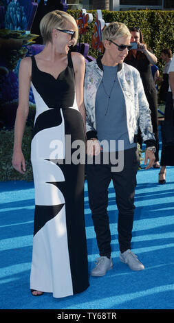 Warf Mitglied Ellen DeGeneres (R), die Stimme von Dory und ihr Ehemann, der Schauspielerin Portia De Rossi die Premiere der animierte motion picture Komödie "Dory" am El Capitan Theatre in Hollywood" in Los Angeles am 8. Juni 2016 teil. Handlung: Die freundlich - aber - vergesslich Blue tang Fische vereint mit ihrem Geliebten, und jeder lernt ein paar Dinge über die wahre Bedeutung der Familie auf dem Weg. Foto von Jim Ruymen/UPI Stockfoto