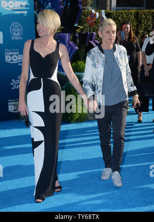 Warf Mitglied Ellen DeGeneres (R), die Stimme von Dory und ihr Ehemann, der Schauspielerin Portia De Rossi die Premiere der animierte motion picture Komödie "Dory" am El Capitan Theatre in Hollywood" in Los Angeles am 8. Juni 2016 teil. Handlung: Die freundlich - aber - vergesslich Blue tang Fische vereint mit ihrem Geliebten, und jeder lernt ein paar Dinge über die wahre Bedeutung der Familie auf dem Weg. Foto von Jim Ruymen/UPI Stockfoto
