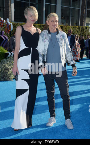 Warf Mitglied Ellen DeGeneres (R), die Stimme von Dory und ihr Ehemann, der Schauspielerin Portia De Rossi die Premiere der animierte motion picture Komödie "Dory" am El Capitan Theatre in Hollywood" in Los Angeles am 8. Juni 2016 teil. Handlung: Die freundlich - aber - vergesslich Blue tang Fische vereint mit ihrem Geliebten, und jeder lernt ein paar Dinge über die wahre Bedeutung der Familie auf dem Weg. Foto von Jim Ruymen/UPI Stockfoto