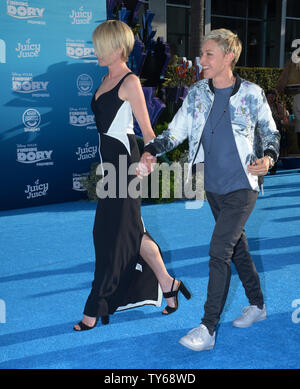 Warf Mitglied Ellen DeGeneres (R), die Stimme von Dory und ihr Ehemann, der Schauspielerin Portia De Rossi die Premiere der animierte motion picture Komödie "Dory" am El Capitan Theatre in Hollywood" in Los Angeles am 8. Juni 2016 teil. Handlung: Die freundlich - aber - vergesslich Blue tang Fische vereint mit ihrem Geliebten, und jeder lernt ein paar Dinge über die wahre Bedeutung der Familie auf dem Weg. Foto von Jim Ruymen/UPI Stockfoto