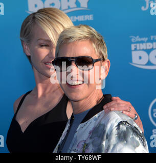 Warf Mitglied Ellen DeGeneres (R), die Stimme von Dory und ihr Ehemann, der Schauspielerin Portia De Rossi die Premiere der animierte motion picture Komödie "Dory" am El Capitan Theatre in Hollywood" in Los Angeles am 8. Juni 2016 teil. Handlung: Die freundlich - aber - vergesslich Blue tang Fische vereint mit ihrem Geliebten, und jeder lernt ein paar Dinge über die wahre Bedeutung der Familie auf dem Weg. Foto von Jim Ruymen/UPI Stockfoto