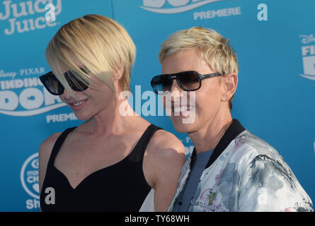 Warf Mitglied Ellen DeGeneres (R), die Stimme von Dory und ihr Ehemann, der Schauspielerin Portia De Rossi die Premiere der animierte motion picture Komödie "Dory" am El Capitan Theatre in Hollywood" in Los Angeles am 8. Juni 2016 teil. Handlung: Die freundlich - aber - vergesslich Blue tang Fische vereint mit ihrem Geliebten, und jeder lernt ein paar Dinge über die wahre Bedeutung der Familie auf dem Weg. Foto von Jim Ruymen/UPI Stockfoto