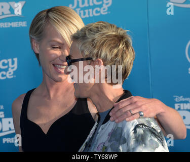 Warf Mitglied Ellen DeGeneres (R), die Stimme von Dory und ihr Ehemann, der Schauspielerin Portia De Rossi die Premiere der animierte motion picture Komödie "Dory" am El Capitan Theatre in Hollywood" in Los Angeles am 8. Juni 2016 teil. Handlung: Die freundlich - aber - vergesslich Blue tang Fische vereint mit ihrem Geliebten, und jeder lernt ein paar Dinge über die wahre Bedeutung der Familie auf dem Weg. Foto von Jim Ruymen/UPI Stockfoto