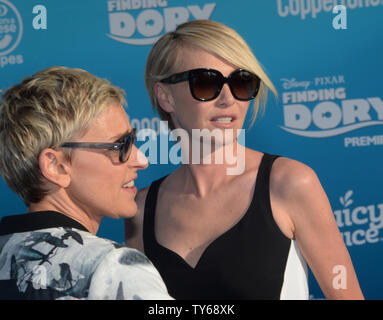 Warf Mitglied Ellen DeGeneres (L), die Stimme von Dory und ihr Ehemann, der Schauspielerin Portia De Rossi die Premiere der animierte motion picture Komödie "Dory" am El Capitan Theatre in Hollywood" in Los Angeles am 8. Juni 2016 teil. Handlung: Die freundlich - aber - vergesslich Blue tang Fische vereint mit ihrem Geliebten, und jeder lernt ein paar Dinge über die wahre Bedeutung der Familie auf dem Weg. Foto von Jim Ruymen/UPI Stockfoto