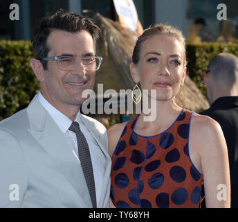 Warf Mitglied Ty Burrell (L), die Stimme von Bailey und seine Frau Holly Anne Braun die Premiere der animierte motion picture Komödie "Dory" am El Capitan Theatre in Hollywood" in Los Angeles am 8. Juni 2016 teil. Handlung: Die freundlich - aber - vergesslich Blue tang Fische vereint mit ihrem Geliebten, und jeder lernt ein paar Dinge über die wahre Bedeutung der Familie auf dem Weg. Foto von Jim Ruymen/UPI Stockfoto