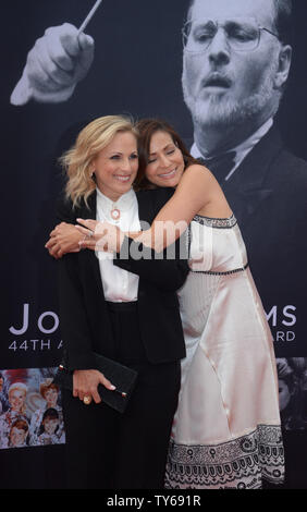 Schauspielerinnen Marlee Matlin (L) und Constance Marie besuchen American Film Institute 44 Life Achievement Award Gala zu Ehren Komponist John Williams bei der Dolby Theatre in Hollywood" in Los Angeles am 9. Juni 2016. Über sechs Jahrzehnten in Hollywood, Williams hat einige der unvergesslichen Musik in der Filmgeschichte geschrieben. Seine 100-plus-Funktionen erworben haben 50 Academy Award Nominierungen (was ihn am meisten Nominierten lebenden Person) und gewann fünf Mal. Williams empfing auch 22 Grammys, sieben BAFTAs, fünf Emmys, vier Golden Globes, ein Kennedy Center Ehre und die National Medal of Arts und Stockfoto