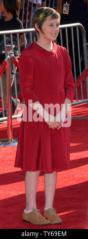 Warf Mitglied Ruby Barnhill besucht die Premiere des Motion picture Fantasy' Der BFG' am El Capitan Theatre in Hollywood" in Los Angeles am 21. Juni 2016. Handlung: ein Mädchen namens Sophie Begegnungen die Große freundliche Riese, der, trotz seiner einschüchternd aussehen, entpuppt sich als eine gutherzige Seele zu sein, der als ein ausgestossener von den anderen Riesen, denn im Gegensatz zu Ihnen, er weigert sich, Kinder zu essen. Foto von Jim Ruymen/UPI Stockfoto