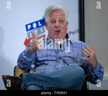 Konservative Kommentator Glenn Beck engagiert sich im Gespräch während Politicon an das Pasadena Convention Center in Pasadena, Kalifornien am 25. Juni 2016. Foto von Jim Ruymen/UPI Stockfoto