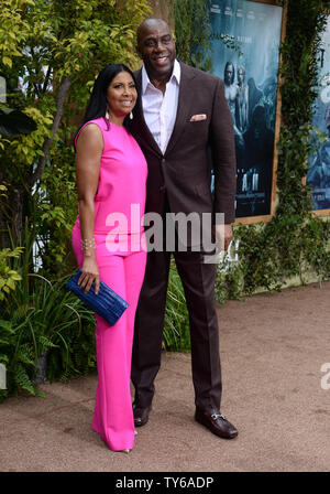 Ehemaliger NBA Spieler Earvin "Magic" Johnson (R) und seine Frau Earlitha 'Cookie' Kelly Besuchen die Premiere der motion picture Abenteuer Film "Die Legende von Tarzan' an der Dolby Theatre in Hollywood" in Los Angeles am 27. Juni 2016. Storyline: Tarzan, gewöhnt an das Leben in London, zurück zu seinem ehemaligen Haus im Dschungel nannte die Aktivitäten in einem Bergbau encampment zu untersuchen. Foto von Jim Ruymen/UPI Stockfoto