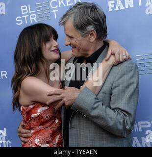 Darsteller Kathryn Hahn (L) und Viggo Mortensen Besuchen die Premiere der motion picture Drama 'Captain Fantastic " Harmony Gold Theater in Hollywood" in Los Angeles am 26. Juni 2016. Handlung: In den Wäldern des Pazifischen Nordwesten, ein Vater für seine sechs Kinder mit einem rigorosen körperlichen und geistigen Bildung gewidmet ist gezwungen, sein Paradies zu verlassen und die Welt betreten, schwieriges seine Vorstellung davon, was es bedeutet, ein Elternteil zu sein. Foto von Jim Ruymen/UPI Stockfoto