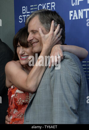 Darsteller Kathryn Hahn (L) und Viggo Mortensen Besuchen die Premiere der motion picture Drama 'Captain Fantastic " Harmony Gold Theater in Hollywood" in Los Angeles am 26. Juni 2016. Handlung: In den Wäldern des Pazifischen Nordwesten, ein Vater für seine sechs Kinder mit einem rigorosen körperlichen und geistigen Bildung gewidmet ist gezwungen, sein Paradies zu verlassen und die Welt betreten, schwieriges seine Vorstellung davon, was es bedeutet, ein Elternteil zu sein. Foto von Jim Ruymen/UPI Stockfoto