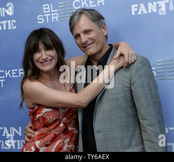 Darsteller Kathryn Hahn (L) und Viggo Mortensen Besuchen die Premiere der motion picture Drama 'Captain Fantastic " Harmony Gold Theater in Hollywood" in Los Angeles am 26. Juni 2016. Handlung: In den Wäldern des Pazifischen Nordwesten, ein Vater für seine sechs Kinder mit einem rigorosen körperlichen und geistigen Bildung gewidmet ist gezwungen, sein Paradies zu verlassen und die Welt betreten, schwieriges seine Vorstellung davon, was es bedeutet, ein Elternteil zu sein. Foto von Jim Ruymen/UPI Stockfoto