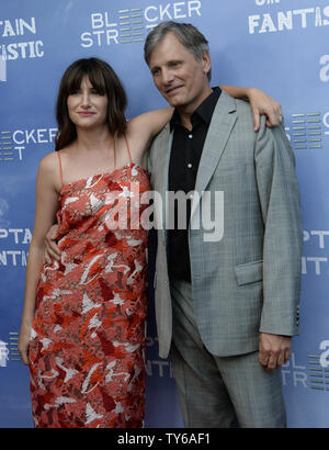 Darsteller Kathryn Hahn (L) und Viggo Mortensen Besuchen die Premiere der motion picture Drama 'Captain Fantastic " Harmony Gold Theater in Hollywood" in Los Angeles am 26. Juni 2016. Handlung: In den Wäldern des Pazifischen Nordwesten, ein Vater für seine sechs Kinder mit einem rigorosen körperlichen und geistigen Bildung gewidmet ist gezwungen, sein Paradies zu verlassen und die Welt betreten, schwieriges seine Vorstellung davon, was es bedeutet, ein Elternteil zu sein. Foto von Jim Ruymen/UPI Stockfoto