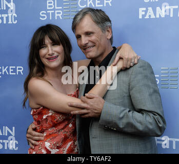 Darsteller Kathryn Hahn (L) und Viggo Mortensen Besuchen die Premiere der motion picture Drama 'Captain Fantastic " Harmony Gold Theater in Hollywood" in Los Angeles am 26. Juni 2016. Handlung: In den Wäldern des Pazifischen Nordwesten, ein Vater für seine sechs Kinder mit einem rigorosen körperlichen und geistigen Bildung gewidmet ist gezwungen, sein Paradies zu verlassen und die Welt betreten, schwieriges seine Vorstellung davon, was es bedeutet, ein Elternteil zu sein. Foto von Jim Ruymen/UPI Stockfoto