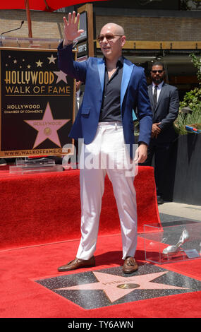 Armando Christian Pérez, aka Pitfall Wellen zu Fans während einer enthüllungsfeier ihn ehrt mit der 2,584 th Stern auf dem Hollywood Walk of Fame in Los Angeles am 15. Juli 2016. Foto von Jim Ruymen/UPI Stockfoto