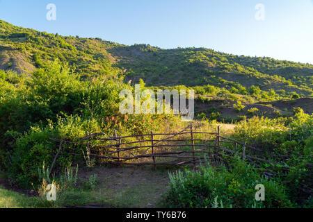 Holzzaun auf einem Bauernhof Stockfoto