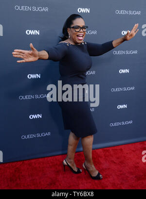 Hersteller Oprah Winfrey besucht die Premiere des eigenen TV-Drama Serie "Königin Zucker" bei Warner Bros Studios in Burbank, Kalifornien am 29. August 2016. Story: Die Serie Chronik der lebt und liebt von drei entfremdeten Geschwistern in Louisiana. Foto von Jim Ruymen/UPI Stockfoto