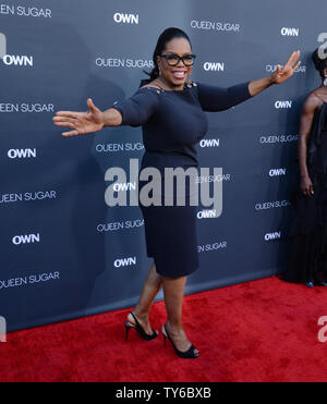 Hersteller Oprah Winfrey besucht die Premiere des eigenen TV-Drama Serie "Königin Zucker" bei Warner Bros Studios in Burbank, Kalifornien am 29. August 2016. Story: Die Serie Chronik der lebt und liebt von drei entfremdeten Geschwistern in Louisiana. Foto von Jim Ruymen/UPI Stockfoto