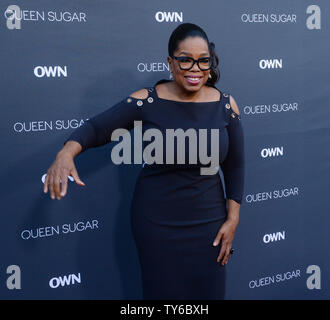 Hersteller Oprah Winfrey besucht die Premiere des eigenen TV-Drama Serie "Königin Zucker" bei Warner Bros Studios in Burbank, Kalifornien am 29. August 2016. Story: Die Serie Chronik der lebt und liebt von drei entfremdeten Geschwistern in Louisiana. Foto von Jim Ruymen/UPI Stockfoto