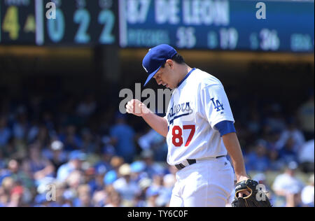 Los Angeles Dodgers' Krug Jose De Leon sammelt sich im dritten Inning gegen die San Diego Padres im Dodger Stadium am 4. September 2016. De Leon nicht eine Qualität Anfang in seiner mit Spannung erwarteten Hauptligaanfang erzeugen, aber die Schwindler" Recht - hander mit blühen und heraus schlug die Seite im sechsten Inning mit einem 7-4 Sieg über den Padres beendet. Foto von Jim Ruymen/UPI Stockfoto