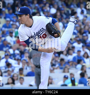 Los Angeles Dodgers' Krug Kenta Maeda liefert im zweiten Inning gegen die Arizona Diamondbacks im Dodger Stadium am September 5, 2016. Die Schwindler besiegt die Diamantmarkierungen 10-2. Foto von Jim Ruymen/UPI Stockfoto