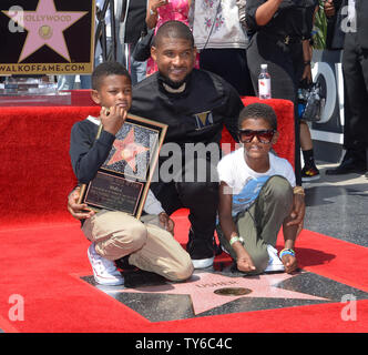 Sänger, Songwriter und Schauspieler Usher ist durch seine zwei Söhne väterlicherseits Usher Raymond V (L) und Naviyd Ely Raymond während einer enthüllungsfeier ehrt mit dem 2.588 th Stern auf dem Hollywood Walk of Fame in Los Angeles am 7. September 2016. Foto von Jim Ruymen/UPI Stockfoto