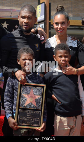 Sänger, Songwriter und Schauspieler Usher wird von seiner Frau Grace Miguel und ihre Söhne Usher Raymond V (R) und Naviyd Ely Raymond während einer enthüllungsfeier ehrt mit dem 2.588 th Stern auf dem Hollywood Walk of Fame in Los Angeles am 7. September 2016. Foto von Jim Ruymen/UPI Stockfoto