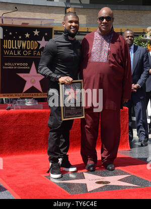 Sänger, Songwriter und Schauspieler Usher hält eine Replik Plakette, wie er von Stevie Wonder während einer enthüllungsfeier ehren Usher mit dem 2.588 th Stern auf dem Hollywood Walk of Fame ist in Los Angeles am 7. September 2016. Foto von Jim Ruymen/UPI Stockfoto