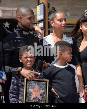 Sänger, Songwriter und Schauspieler Usher wird von seiner Frau Grace Miguel und ihre Söhne Usher Raymond V (R) und Naviyd Ely Raymond während einer enthüllungsfeier ihn ehrt mit dem 2.588 th Stern auf dem Hollywood Walk of Fame in Los Angeles am 7. September 2016. Foto von Jim Ruymen/UPI Stockfoto