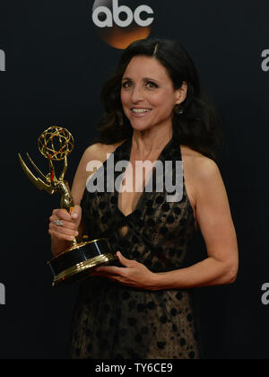 Julia Louis-Dreyfus wird Backstage mit ihren Award für herausragende Leistungen durch eine 