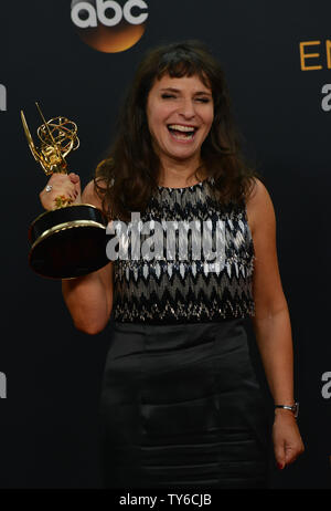 Regisseurin Susanne Bier erscheint Backstage mit ihren Preis, den Sie für herausragende Regie für eine limitierte Serie, Film oder dramatischen Speziell für "Die Nacht Manager", die im Rahmen der 68. jährlichen Primetime Emmy Awards bei Microsoft Theater in Los Angeles am 18. September 2016 gewonnen. Foto von Christine Kauen/UPI Stockfoto