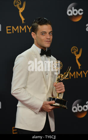 Schauspieler Rami Malek erscheint Backstage mit seiner Auszeichnung, die er für den besten Schauspieler in einem Drama Serie gewann für "Mr. Roboter', während der 68. jährlichen Primetime Emmy Awards bei Microsoft Theater in Los Angeles am 18. September 2016. Foto von Christine Kauen/UPI Stockfoto