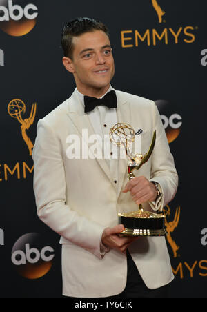 Schauspieler Rami Malek erscheint Backstage mit seiner Auszeichnung, die er für den besten Schauspieler in einem Drama Serie gewann für "Mr. Roboter', während der 68. jährlichen Primetime Emmy Awards bei Microsoft Theater in Los Angeles am 18. September 2016. Foto von Christine Kauen/UPI Stockfoto