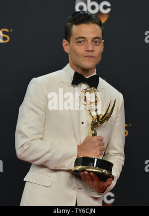 Schauspieler Rami Malek erscheint Backstage mit seiner Auszeichnung, die er für den besten Schauspieler in einem Drama Serie gewann für "Mr. Roboter', während der 68. jährlichen Primetime Emmy Awards bei Microsoft Theater in Los Angeles am 18. September 2016. Foto von Christine Kauen/UPI Stockfoto