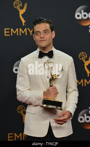 Schauspieler Rami Malek erscheint Backstage mit seiner Auszeichnung, die er für den besten Schauspieler in einem Drama Serie gewann für "Mr. Roboter', während der 68. jährlichen Primetime Emmy Awards bei Microsoft Theater in Los Angeles am 18. September 2016. Foto von Christine Kauen/UPI Stockfoto