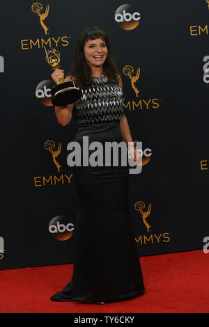 Regisseurin Susanne Bier erscheint Backstage mit ihren Preis, den Sie für herausragende Regie für eine limitierte Serie, Film oder dramatischen Speziell für "Die Nacht Manager", die im Rahmen der 68. jährlichen Primetime Emmy Awards bei Microsoft Theater in Los Angeles am 18. September 2016 gewonnen. Foto von Christine Kauen/UPI Stockfoto