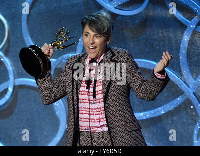 Direktor Jill Soloway nimmt die Auszeichnung für herausragende Regie in einer Comedy Serie für die 'Transparent' Episode bin ein auf der Bühne das Land", die im Rahmen der 68. jährlichen Primetime Emmy Awards bei Microsoft Theater in Los Angeles am 18. September 2016. Foto von Jim Ruymen/UPI Stockfoto