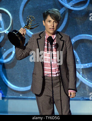 Direktor Jill Soloway nimmt die Auszeichnung für herausragende Regie in einer Comedy Serie für die 'Transparent' Episode bin ein auf der Bühne das Land", die im Rahmen der 68. jährlichen Primetime Emmy Awards bei Microsoft Theater in Los Angeles am 18. September 2016. Foto von Jim Ruymen/UPI Stockfoto