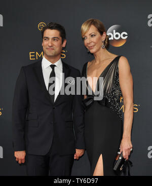 Schauspielerin Allison Janney (R) und Philip Joncas kommen für die 68. jährlichen Primetime Emmy Awards bei Microsoft Theater in Los Angeles am 18. September 2016. Foto von Christine Kauen/UPI Stockfoto