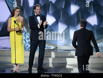 Regisseur Miguel Sapochnik (R) nimmt den Award für herausragende Regie für ein Drama Serie für "Spiel der Throne' Episode 'Kampf der Bastarde' von Akteuren Minnie Driver (L) und Michael Weatherly auf der Bühne während der 68. jährlichen Primetime Emmy Awards bei Microsoft Theater in Los Angeles am 18. September 2016. Foto von Jim Ruymen/UPI Stockfoto