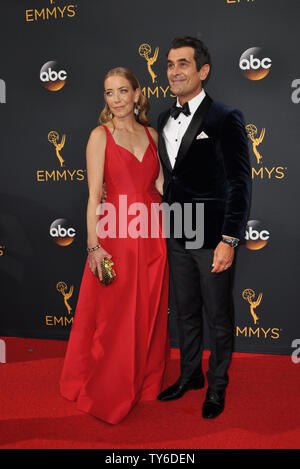 Schauspieler Ty Burrell (R) und Holly Burrell kommen für die 68. jährlichen Primetime Emmy Awards bei Microsoft Theater in Los Angeles am 18. September 2016. Foto von Christine Kauen/UPI Stockfoto