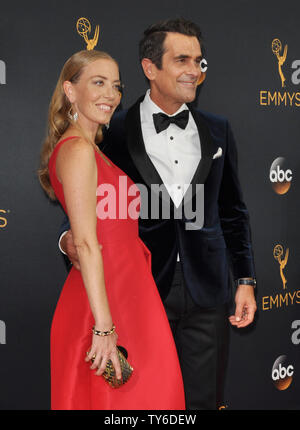 Schauspieler Ty Burrell (R) und Holly Burrell kommen für die 68. jährlichen Primetime Emmy Awards bei Microsoft Theater in Los Angeles am 18. September 2016. Foto von Christine Kauen/UPI Stockfoto