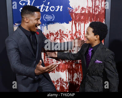 Autor/Regisseur und Ensemble Nate Parker (L) und warf Mitglied Tony Espinosa Besuchen die Premiere der motion picture Drama "Die Geburt einer Nation' am ArcLight Hollywood Cinerrama Dome im Abschnitt von Los Angeles am 21. September 2016. Storyline: Nat Turner, ein Verfasser Slave und Prediger in der Antebellum South, orchestriert ein Aufstand. Foto von Jim Ruymen/UPI Stockfoto