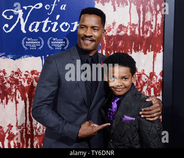 Autor/Regisseur und Ensemble Nate Parker (L) und warf Mitglied Tony Espinosa Besuchen die Premiere der motion picture Drama "Die Geburt einer Nation' am ArcLight Hollywood Cinerrama Dome im Abschnitt von Los Angeles am 21. September 2016. Storyline: Nat Turner, ein Verfasser Slave und Prediger in der Antebellum South, orchestriert ein Aufstand. Foto von Jim Ruymen/UPI Stockfoto