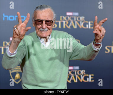 Executive Producer und ehemaliger Präsident der Marvel Comics Stan Lee kommt bei der Weltpremiere von Marvel Studios' 'Doctor Seltsame' am El Capitan Theatre in Los Angeles, Kalifornien am 20. Oktober 2016. Foto von Christine Kauen/UPI Stockfoto