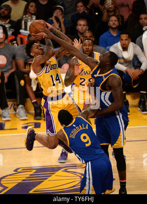 Los Angeles Lakers vorwärts Brandon Ingram (14) schießt über Golden State Warriors vorwärts Draymond Grün während der zweiten Hälfte ihrer NBA Spiel bei Staples Center in Los Angeles, November 4, 2016. Foto von Jon SooHoo/UPI. Stockfoto