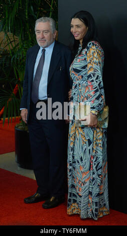 Schauspieler Robert De Niro und seine Tochter Drena De Niro nehmen an der 20. jährlichen Hollywood Film Awards im Beverly Hilton Hotel in Beverly Hills, Kalifornien am 6. November 2016. Foto von Jim Ruymen/UPI Stockfoto