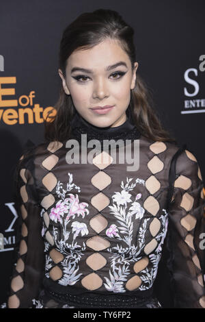 Warf Mitglied Hailee Steinfeld besucht die Premiere von "die Kante von 17' im Regal LA Live in Los Angeles am 9. November 2016 statt. Foto von Phil McCarten/UPI Stockfoto