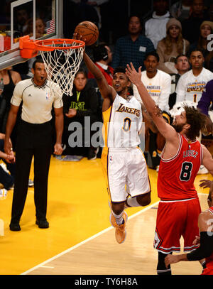 Los Angeles Lakers guard Nick Young (0) schießt über Chicago Bulls center Robin Lopez (8) Staples Center in Los Angeles, 20. November 2016. Foto von Jon SooHoo/UPI Stockfoto